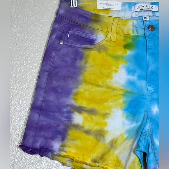 Judy Blue “snow cone” denim shorts, size 1X - Picture 2 of 4